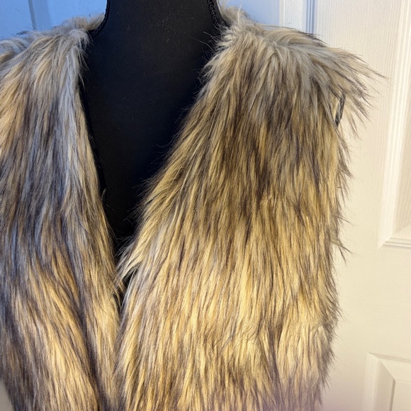 Full Tilt Faux Fur Lined Vest in Brown and Cream size medium - Picture 3 of 14